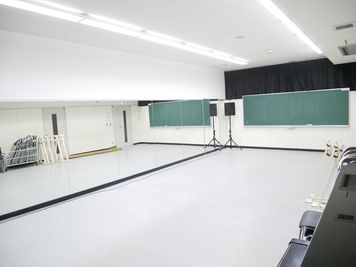 JR大森駅より徒歩3分の駅近スタジオ ダンス/演劇/ヨガ/トレーニング/会議など大きなミラーが特徴の練習スタジオ(第5教室)です - 日本芸術専門学校