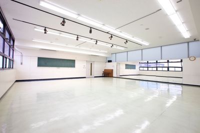 JR大森駅より徒歩3分の駅近スタジオ ダンス/演劇/ヨガ/トレーニング/会議など大きなミラーが特徴の練習スタジオ(第3教室)です - 日本芸術専門学校