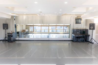 JR大森駅より徒歩3分の駅近スタジオ ダンス/演劇/ヨガ/トレーニング/会議等大きなミラーが特徴の練習スタジオ(第11教室)です - 日本芸術専門学校