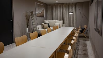 テーブルの空間とソファの空間があります - COMMON LABの室内の写真