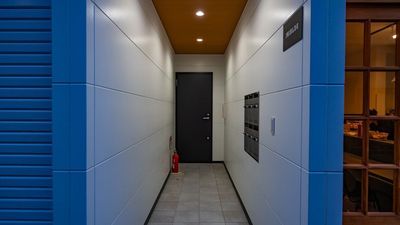 奥の黒い扉から階段をおあがりください - COMMON LABの室内の写真