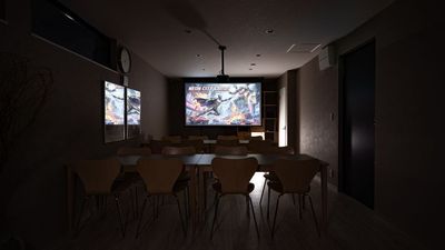 大画面で映画鑑賞が可能 - COMMON LABの室内の写真