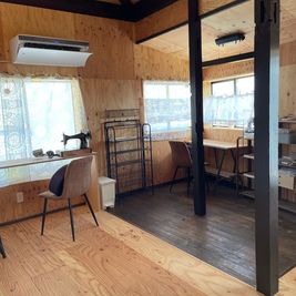 机・椅子の配置は自由に変えられます。
＊事前にご相談いただき、レイアウトを変更いたします。 - smikko FURUMACHI smikko FURUMACHI 【2F】イベントスペース 2Cの室内の写真