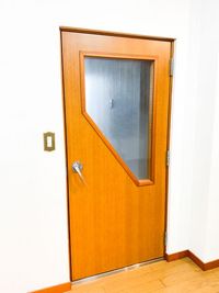 防音窓、防音扉（半防音室）だから、静かな環境でおもいっきり大音量で練習できます♪ - 完全防音室のダンス・音楽スタジオ『562』（ごろにゃん）の設備の写真