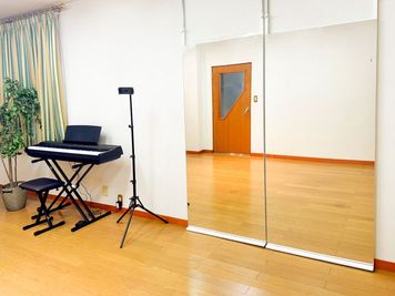 大型鏡の他、スマホ三脚ロングでダンスの練習、撮影をサポート♪ - 完全防音室のダンス・音楽スタジオ『562』（ごろにゃん）の室内の写真
