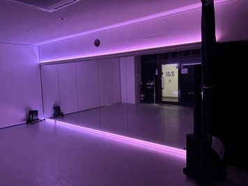 鏡(5.4m)、音響、カーテンを設置しており、ダンスや撮影、ヨガなど様々な用途でご使用いただけます。 - IDS