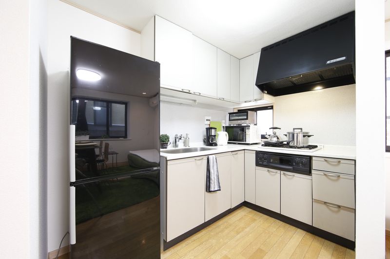 キッチン及びリビングスペース - キッチン広し・渋谷駅徒歩８分戸建