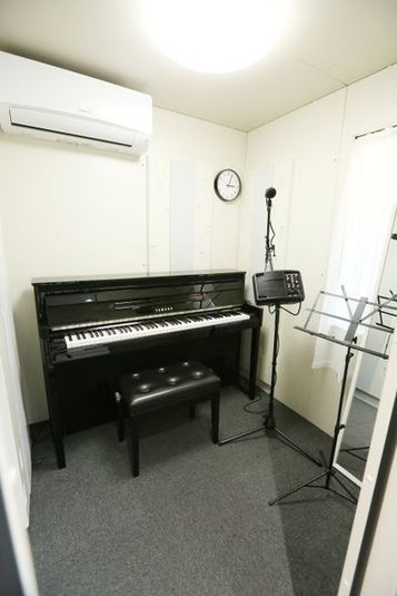 Eスタジオ。２畳の使いやすいサイズです。ハイブリットピアノが設置されたいます。 - 音楽練習スタジオ　アルトポンテ 音楽練習スタジオ　アルトポンテ　Eスタジオの室内の写真