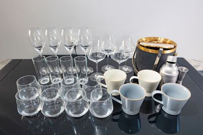 アイスペール/マドラー/カクテルシェーカー/縦長コップ×４/コップ×８/ワイングラス×４/シャンパングラス×４/マグカップ×４ - レンタルスペース　シークレットシネマ 大人の秘密基地🎬120㌅大画面シアター｜高音高画質の設備の写真