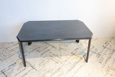 人数が多い場合はサイドテーブルをお使いください - レンタルスペース　シークレットシネマ 大人の秘密基地🎬120㌅大画面シアター｜高音高画質の設備の写真