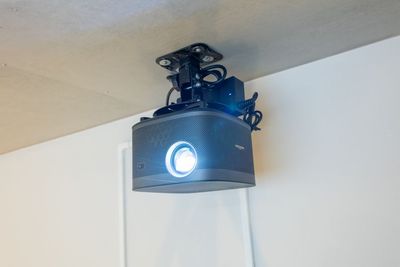 XGIMI HORIZON Pro 4K。最高レベル大迫力の4K映像＋サラウンドで特別な鑑賞体験を - レンタルスペース　シークレットシネマ 大人の秘密基地🎬120㌅大画面シアター｜高音高画質の設備の写真