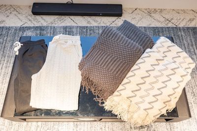 寒い日は、ゆったり過ごせるようブランケットとスラックスをご用意しています - レンタルスペース　シークレットシネマ 大人の秘密基地🎬120㌅大画面シアター｜高音高画質の設備の写真