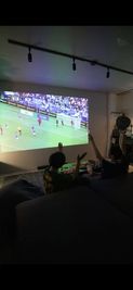 仲間たちとのスポーツ観戦も楽しめます。 - レンタルスペース　シークレットシネマ 大人の秘密基地🎬120㌅大画面シアター｜高音高画質のその他の写真