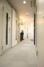 落ち着いた店内 - 音楽練習スタジオ　アルトポンテ 音楽練習スタジオ　アルトポンテ　Fスタジオ　電子ピアノの室内の写真