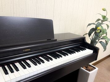 YAMAHA電子ピアノ併設♪重めでピアノに近い深い響き、3本ペダル、192ポリフォニーで初心者の方中級者の方に最適なYAMAHA製YDP-164♪ - 完全防音室のダンス・音楽スタジオ『562』（ごろにゃん） 完全防音室のダンス・音楽スタジオ『562』【演奏ルーム】の設備の写真