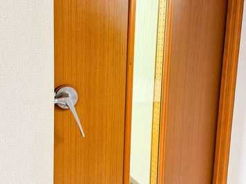 防音窓、防音扉、河合音響の完全防音室室だから、静かな環境でおもいっきり大音量で練習できます♪ - 完全防音室のダンス・音楽スタジオ『562』（ごろにゃん）の設備の写真