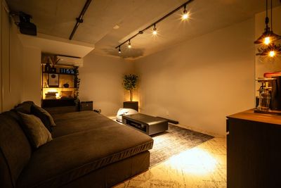 電気をすべて消すと、より一層映像をお楽しみいただけます。 - レンタルスペース　シークレットシネマ 大人の秘密基地🎬120㌅大画面シアター｜高音高画質の室内の写真