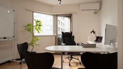 夕方まで作業した後、近くの飲食店や飲み屋などへのアクセスも抜群 - スペースTAKAYA 湯島店の室内の写真