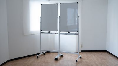 キャスター付きホワイトボード(ペン・イレイザー付) × 2台 - スペースTAKAYA 湯島店の室内の写真