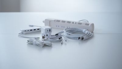 各種ケーブル類 (モニター接続のケーブル・アダプター・スマホ充電器などご用意しております) - スペースTAKAYA 湯島店の室内の写真