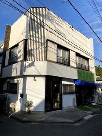 施設外観　青いテント部分の
路面店舗が貸し出し可 - ルイスのお家カフェ☕️レンタルスペース✨ ルイスのお家カフェ☕️二階8畳和室の外観の写真