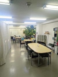 通常はこの形となっております。
ご利用時はカスタマイズ可能です。 - レンタルスペース【wit.】の室内の写真