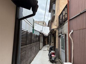 建仁寺からの行き方②　黒い玄関の家前を右折、まっすぐ進みます。 - アートスポット櫻奏 一軒家貸切の外観の写真