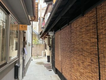 櫻奏の前は民泊で、簾が掛かってます。 - アートスポット櫻奏 一軒家貸切の室内の写真