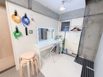 ヘアメイクやお着替えに使いやすい、明るく清潔感のあるメイクスペース。
準備から撮影までをスムーズにつなぐ、機能的な空間です。 - STUDIO BOKU. 🉐NEWOPEN✨️参宮橋徒歩5分　STUDIO BOKU.の室内の写真