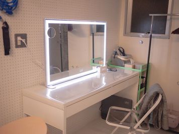 ヘアメイクやお着替えに使いやすい、明るく清潔感のあるメイクスペース。
準備から撮影までをスムーズにつなぐ、機能的な空間です。 - STUDIO BOKU. 🉐NEWOPEN✨️参宮橋徒歩5分　STUDIO BOKU.の室内の写真