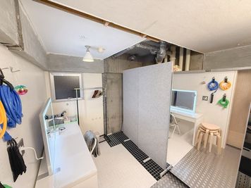 ヘアメイクやお着替えに使いやすい、明るく清潔感のあるメイクスペース。
準備から撮影までをスムーズにつなぐ、機能的な空間です。 - STUDIO BOKU. 🉐NEWOPEN✨️参宮橋徒歩5分　STUDIO BOKU.の室内の写真