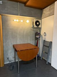 作業台や物撮りに使いやすい、シンプルで機能的なスペース。
背景としても使いやすく、撮影シーンに柔軟に対応します。 - STUDIO BOKU. 🉐NEWOPEN✨️参宮橋徒歩5分　STUDIO BOKU.の室内の写真