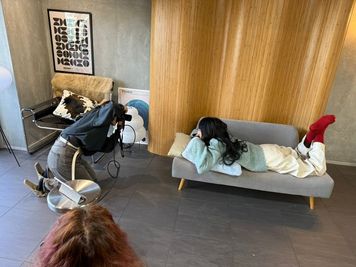 家具や背景を活かし、リラックスした雰囲気の撮影が可能なシーン。
日常の一瞬を切り取るような、自然体の表現に適しています。 - STUDIO BOKU. 🉐NEWOPEN✨️参宮橋徒歩5分　STUDIO BOKU.の室内の写真