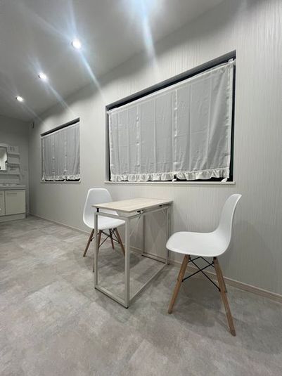 見た目もかわいいコンパクトなコンテナ個室 - KOMINATO BLUE BOX