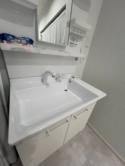 見た目もかわいいコンパクトなコンテナ個室 - KOMINATO BLUE BOX