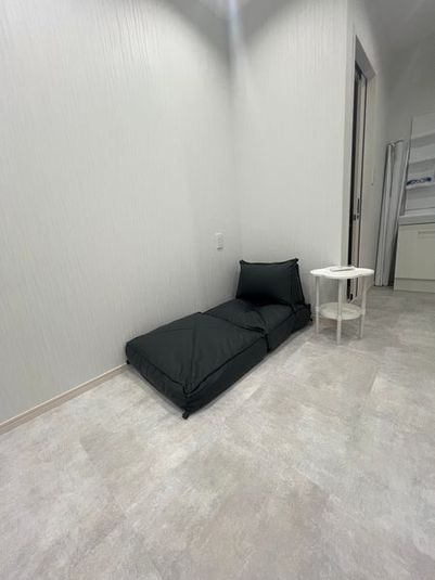 見た目もかわいいコンパクトなコンテナ個室 - KOMINATO BLUE BOX