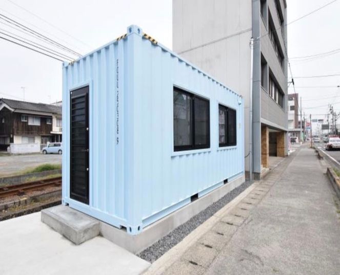 見た目もかわいいコンパクトなコンテナ個室 - KOMINATO BLUE BOX