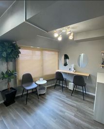 メイク直しブース完備 - 【恵比寿】 Fi-Neレンタルサロン 【恵比寿駅西口2分】カーテン仕切りの半個室レンタルサロンの室内の写真