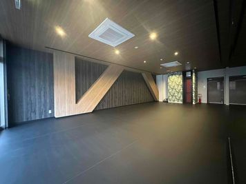 スタジオ右前方より - JUKE BOX Dance Studio 武蔵藤沢校 レンタルスタジオJUKE BOX 武蔵藤沢校の室内の写真