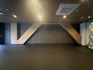 スタジオ正面中央より(鏡を背にして)
 - JUKE BOX Dance Studio 武蔵藤沢校 レンタルスタジオJUKE BOX 武蔵藤沢校の室内の写真