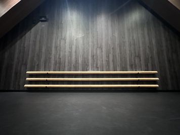 バレエバー3ｍ×3本、可動式スタンド5本あり - JUKE BOX Dance Studio 武蔵藤沢校 レンタルスタジオJUKE BOX 武蔵藤沢校の室内の写真