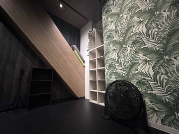 スタジオ左後方のロッカー - JUKE BOX Dance Studio 武蔵藤沢校 レンタルスタジオJUKE BOX 武蔵藤沢校の室内の写真