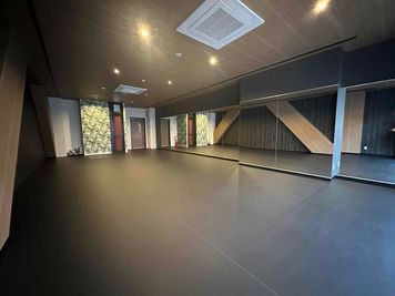 スタジオ右後方より - JUKE BOX Dance Studio 武蔵藤沢校 レンタルスタジオJUKE BOX 武蔵藤沢校の室内の写真