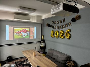 新年会・誕生日会・クリスマス会・推し活・女子会にご利用ください！ - 【大阪メトロ御堂筋「本町」駅徒歩2分 】オレンジワーク本町店 【シアタールーム】貸切パーティースペース【推し活・女子会】の室内の写真