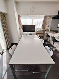 2カ所の窓で明るい室内 - 【完全個室】繁華街近く･広々対面キッチン付ワークスペース会議等 宮崎市橘通東お気軽ワークスペースMOE（モエ）の室内の写真