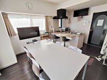 対面キッチンでパソコン作業もOK！ - 【完全個室】繁華街近く･広々対面キッチン付ワークスペース会議等 宮崎市橘通東お気軽ワークスペースMOE（モエ）の室内の写真