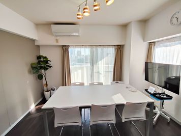 2025.6.19ワークスペースへリニューアルしました！ - 【完全個室】繁華街近く･広々対面キッチン付ワークスペース会議等 宮崎市橘通東お気軽ワークスペースMOE（モエ）の室内の写真