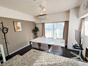 シンプルな内装 - 【完全個室】繁華街近く･広々対面キッチン付ワークスペース会議等 宮崎市橘通東お気軽ワークスペースMOE（モエ）の室内の写真