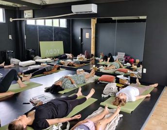 大きな鏡がある、開放感のある35㎡スタジオ。 - YODAスタジオの室内の写真