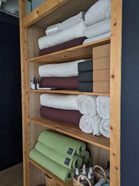 ヨガマットなどの備品も無料でご利用いただけます。使用後は備え付けのクリーナーで清掃をお願いします。 - YODAスタジオの室内の写真